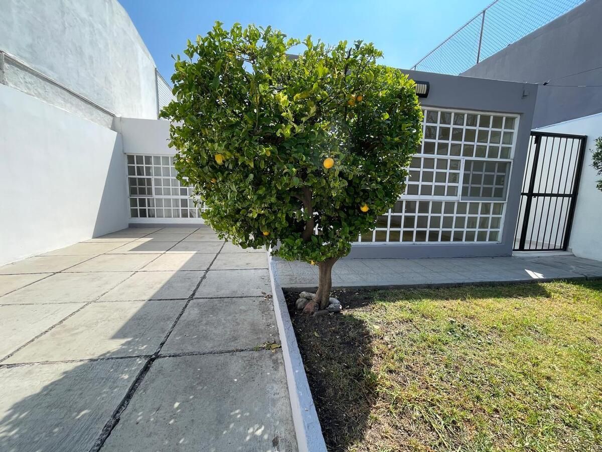 1 of 26: Fachada
