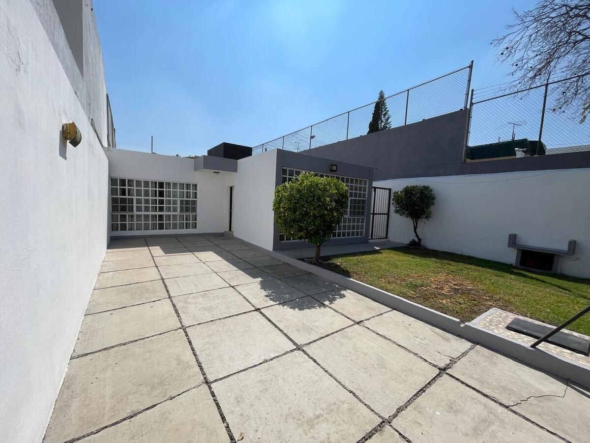 2 of 26: Fachada