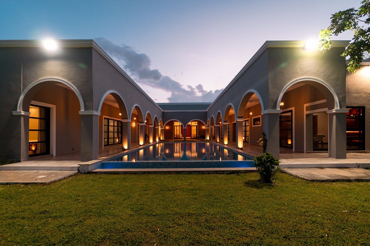 Residência de luxo à venda | 6 quartos, piscina infinita e grande terreno, foto 1 de 40