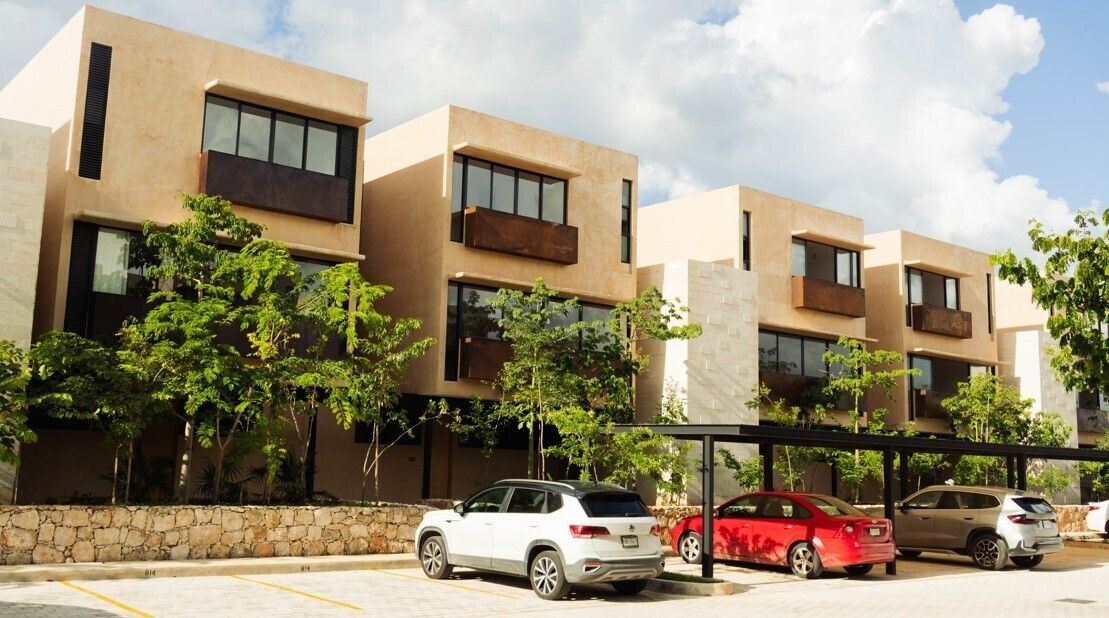 8 de 17: estacionamiento / fachada