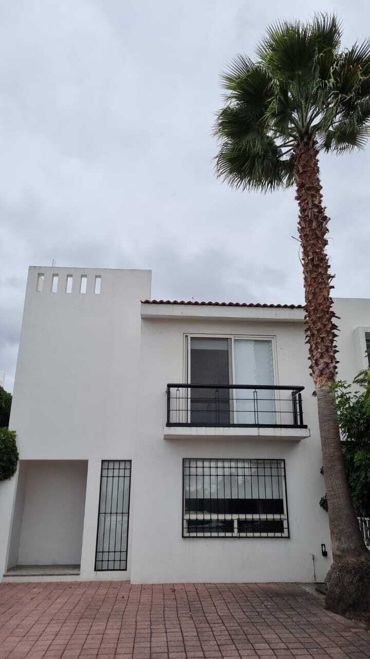 RENTA Casa en El Refugio, Queretaro, sobre calle abierta, 3 recamaras