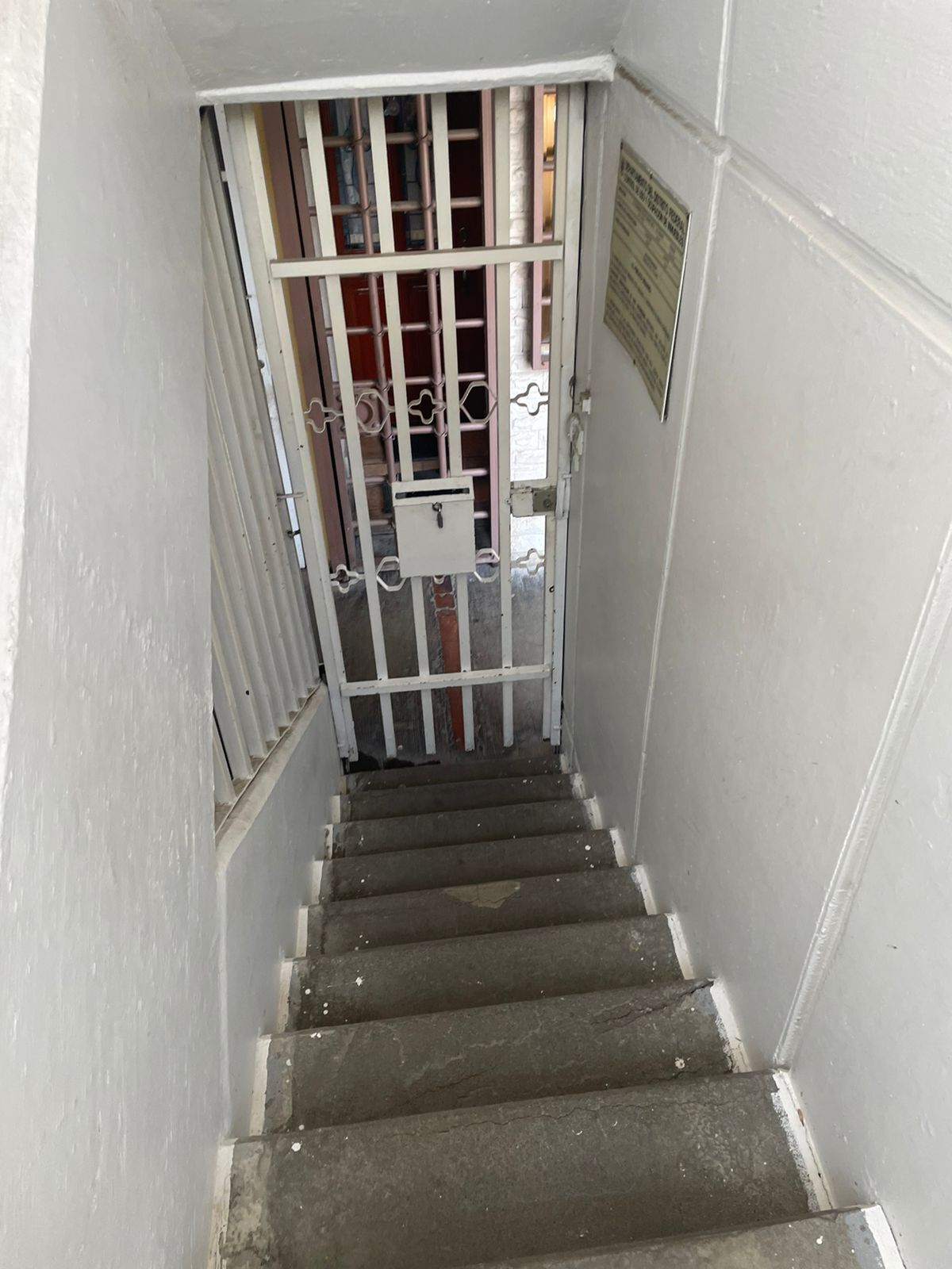 23 of 28: Acceso a edificio