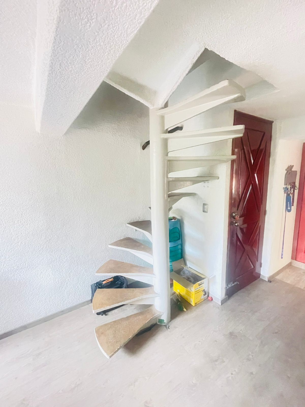 11 of 28: Escaleras para planta alta