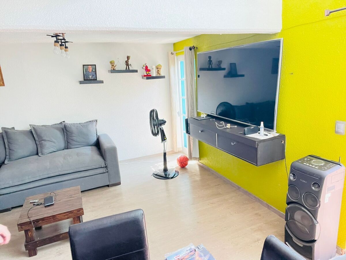 1 of 28: Sala