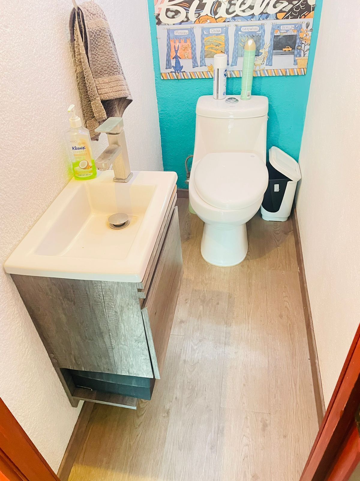 10 of 28: Medio baño