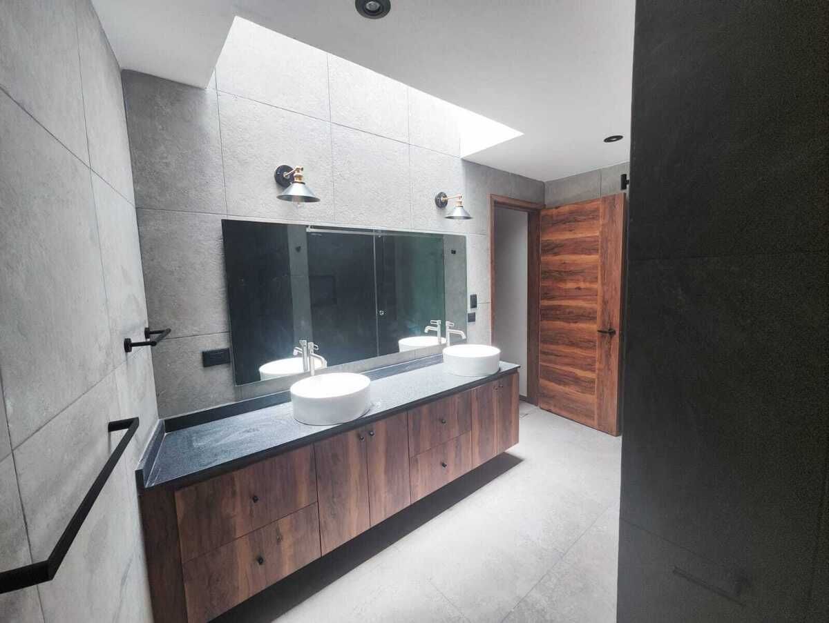 19 of 21: Amplios baños con acabados premium