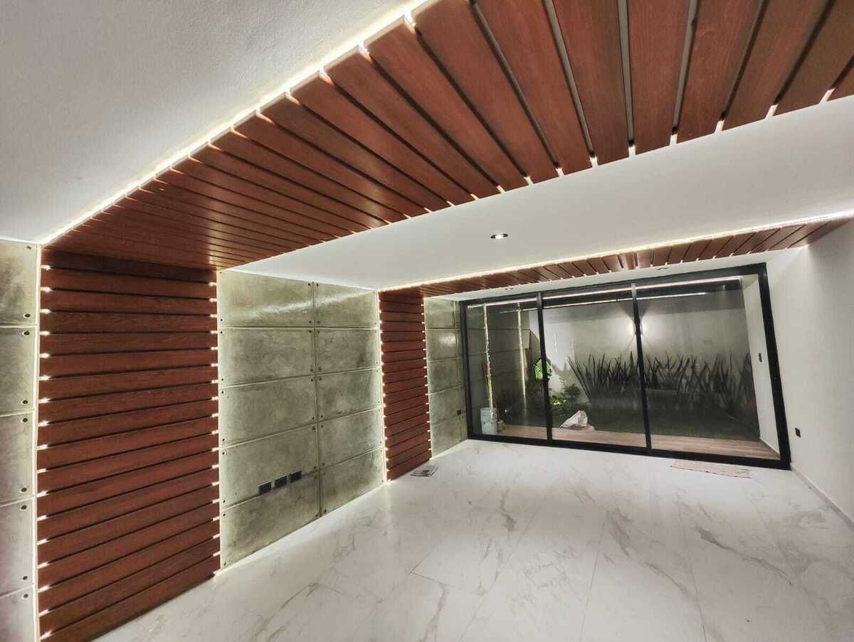 3 of 21: Detalles en madera y estilo industrial con luces LED