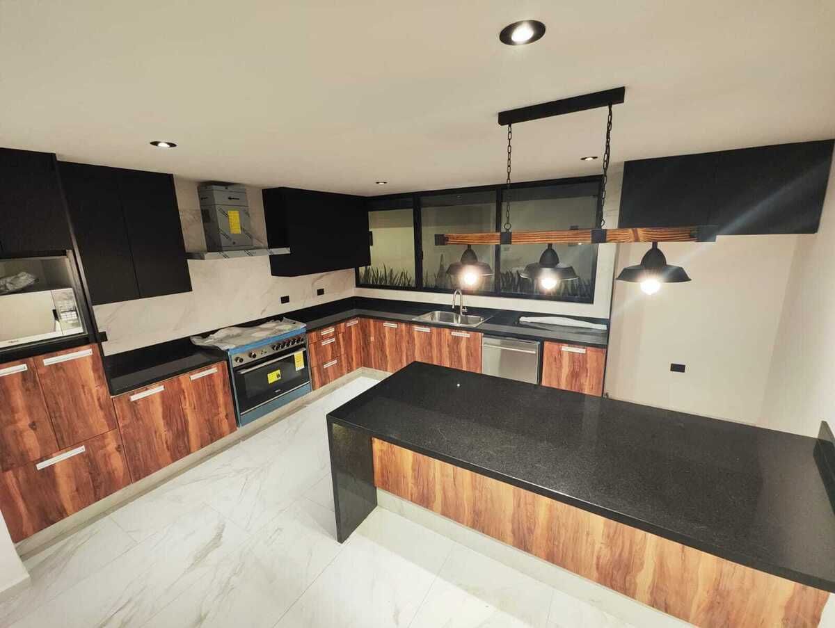 5 of 21: Cocina cubierta en granito con electrodomésticos marca TEKA