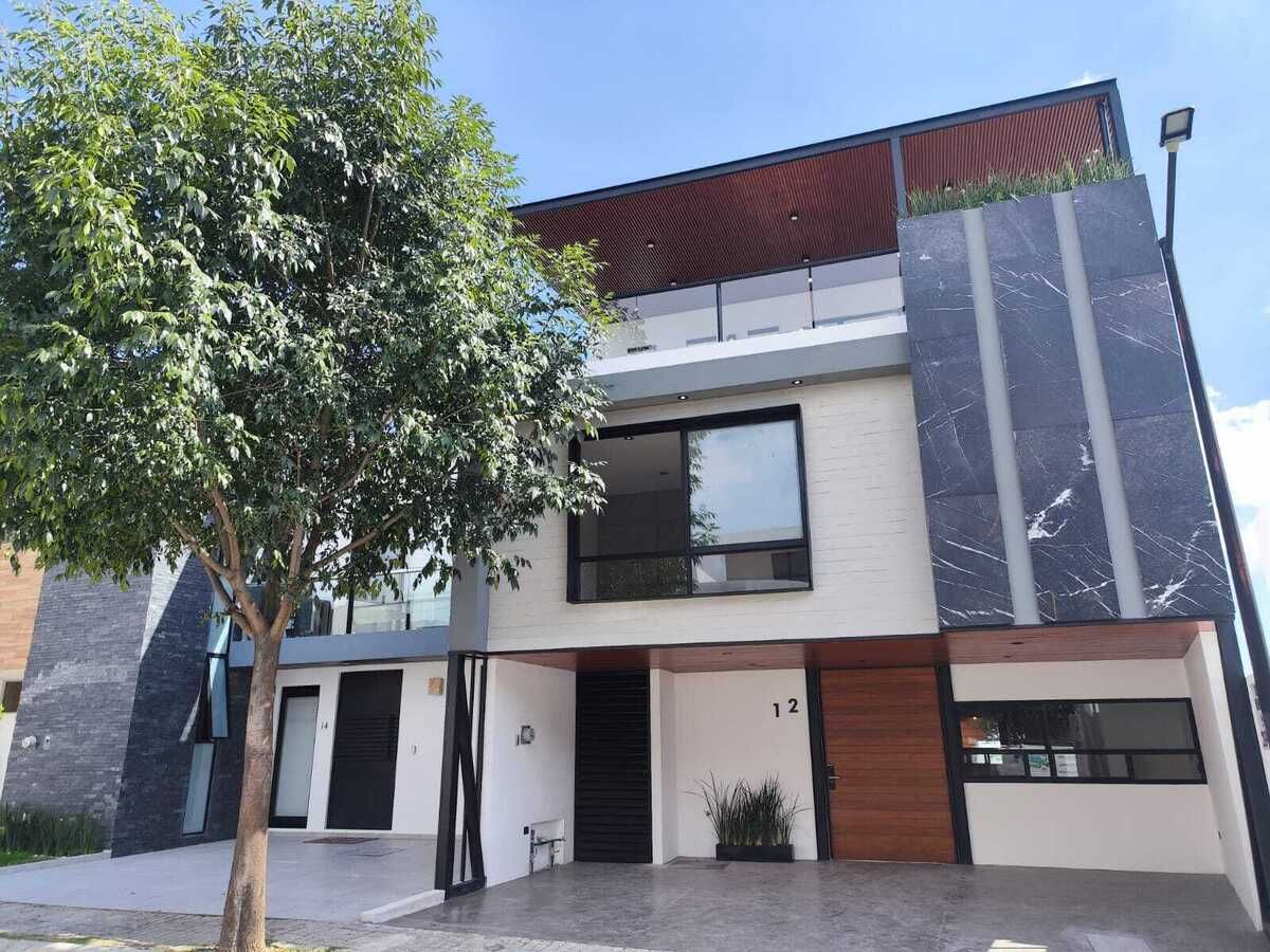 2 of 21: Fachada estilo industrial con mármol y luces LED