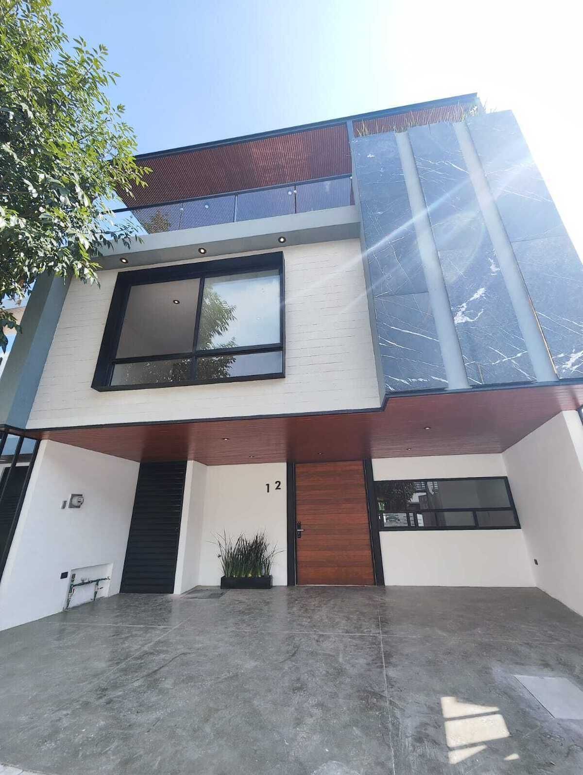 21 of 21: Fachada estilo industrial con techo de madera en cochera