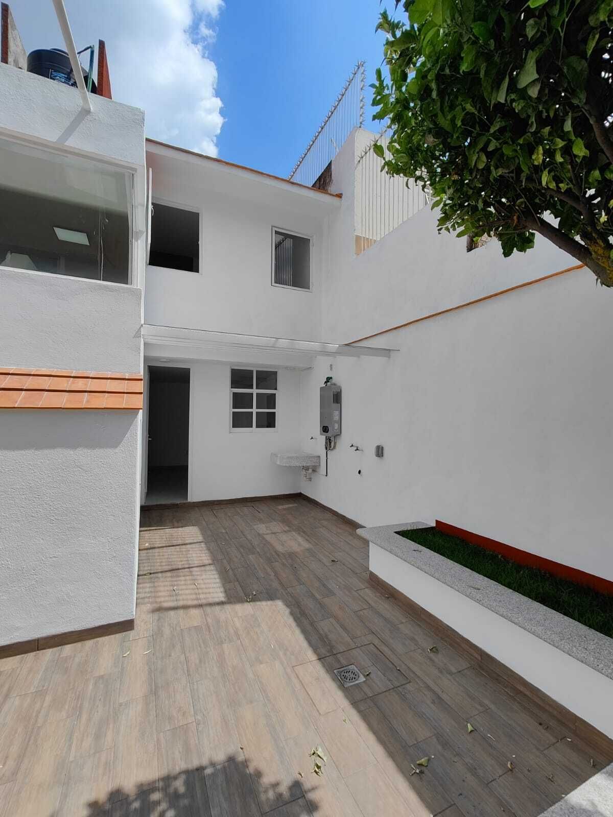 AREA DE SERVICIO TECHADA CON PERGOLA DE CRISTAL BOILER