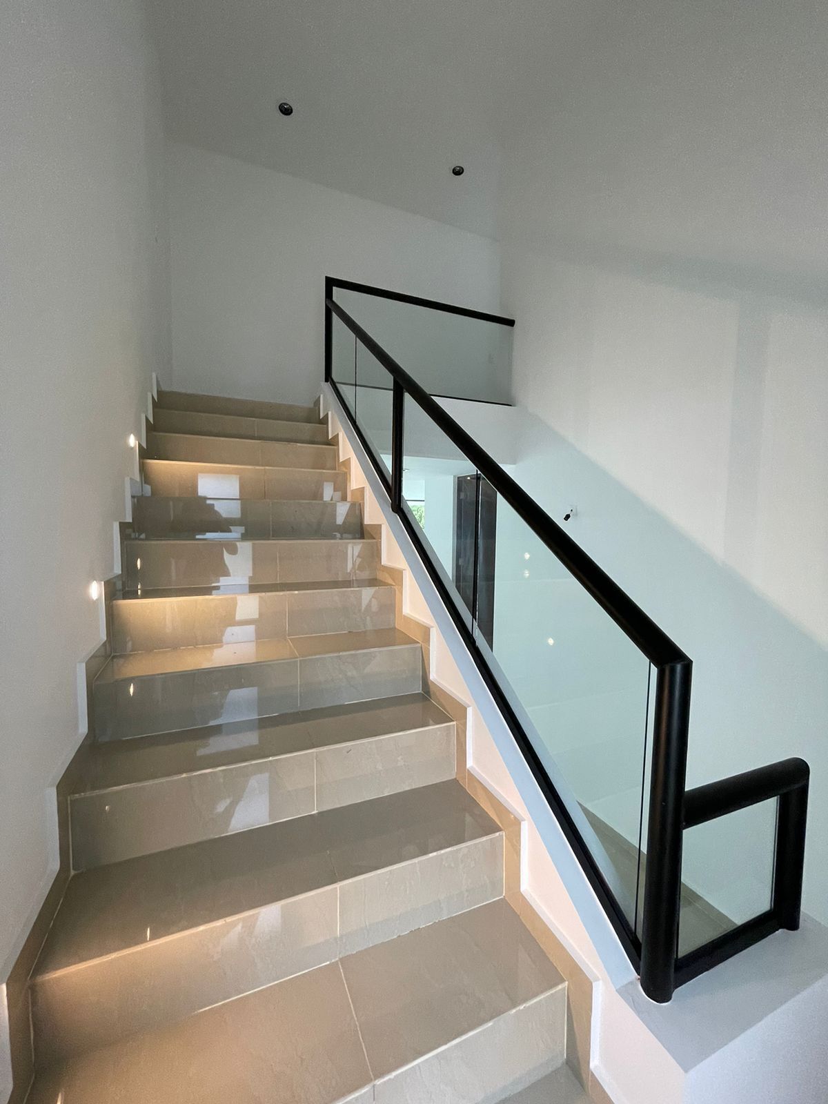 9 de 26: AMPLIAS ESCALERAS