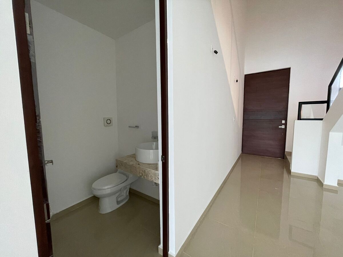 7 de 26: MEDIO BAÑO DE VISITAS