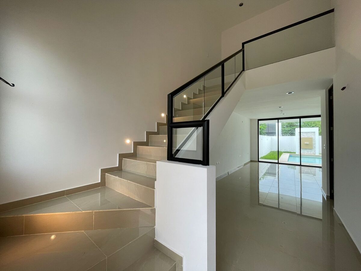 10 de 26: AMPLIAS ESCALERAS