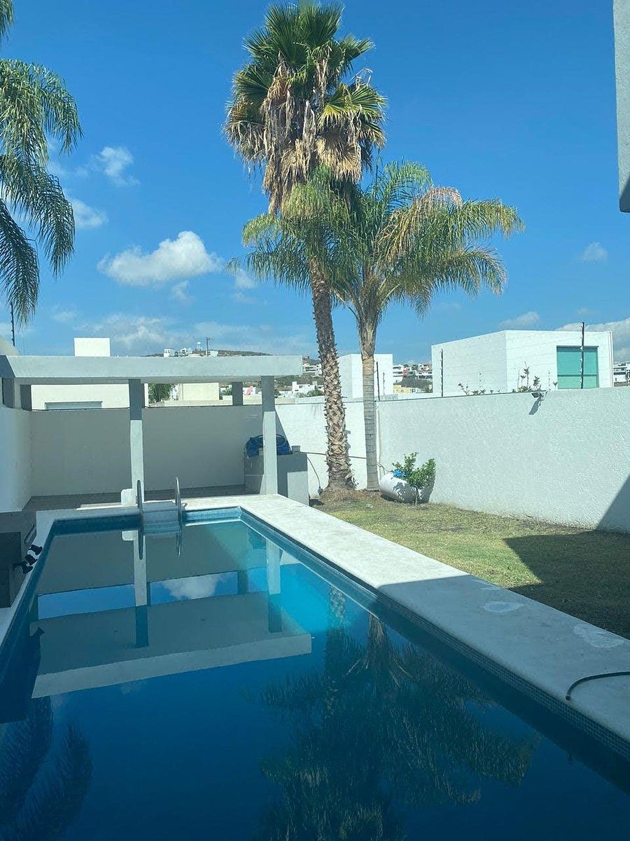 Casa en venta en cumbres del lago Juriquilla 4 Rec. una en PB, con alberca