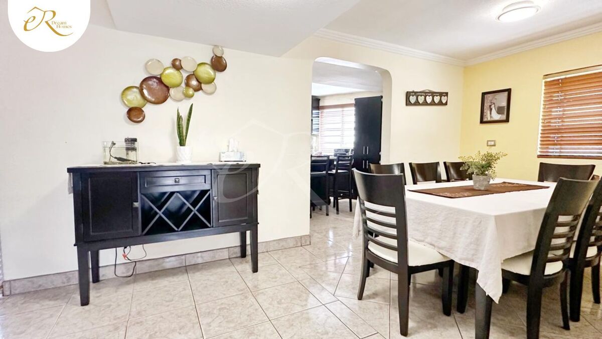 4 de 31: Área de comedor que conecta a la cocina