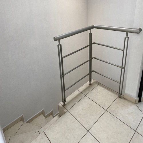 16 de 31: escaleras hacia el segundo piso