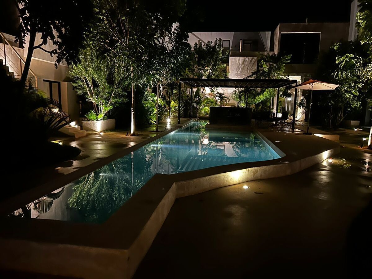 7 de 16: PISCINA CON CARRIL DE NADO