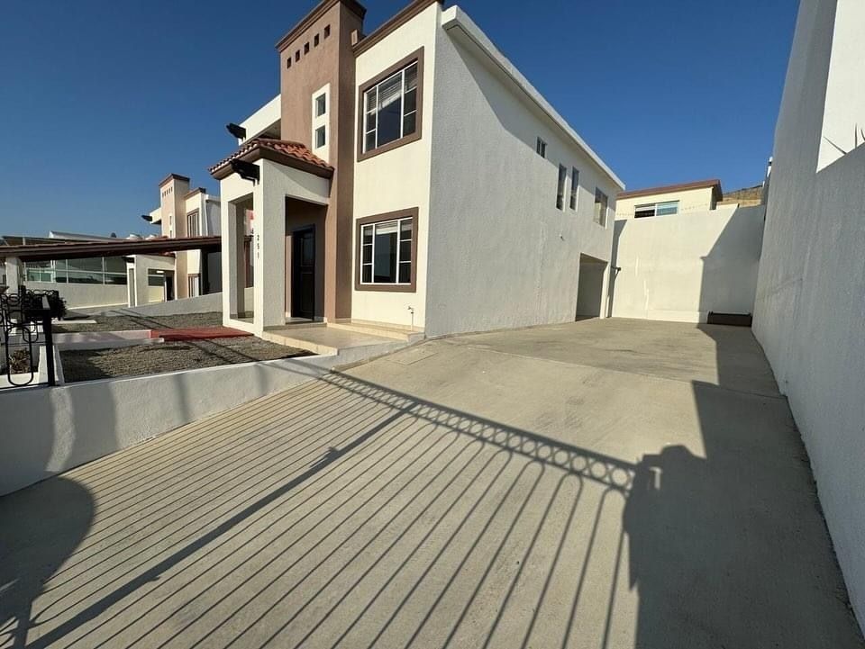 2 de 18: Vista patio y cochera