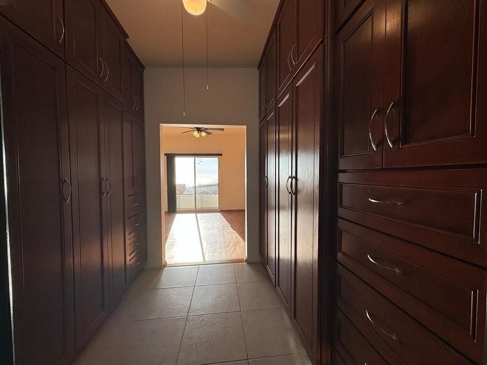 16 de 18: Walk-in closet