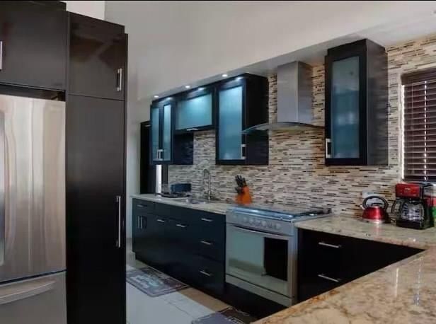 5 de 13: Cocina integral con estufa y campana