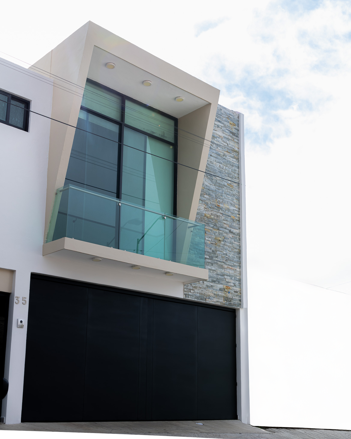 3 de 22: FACAHADA PRINCIPAL