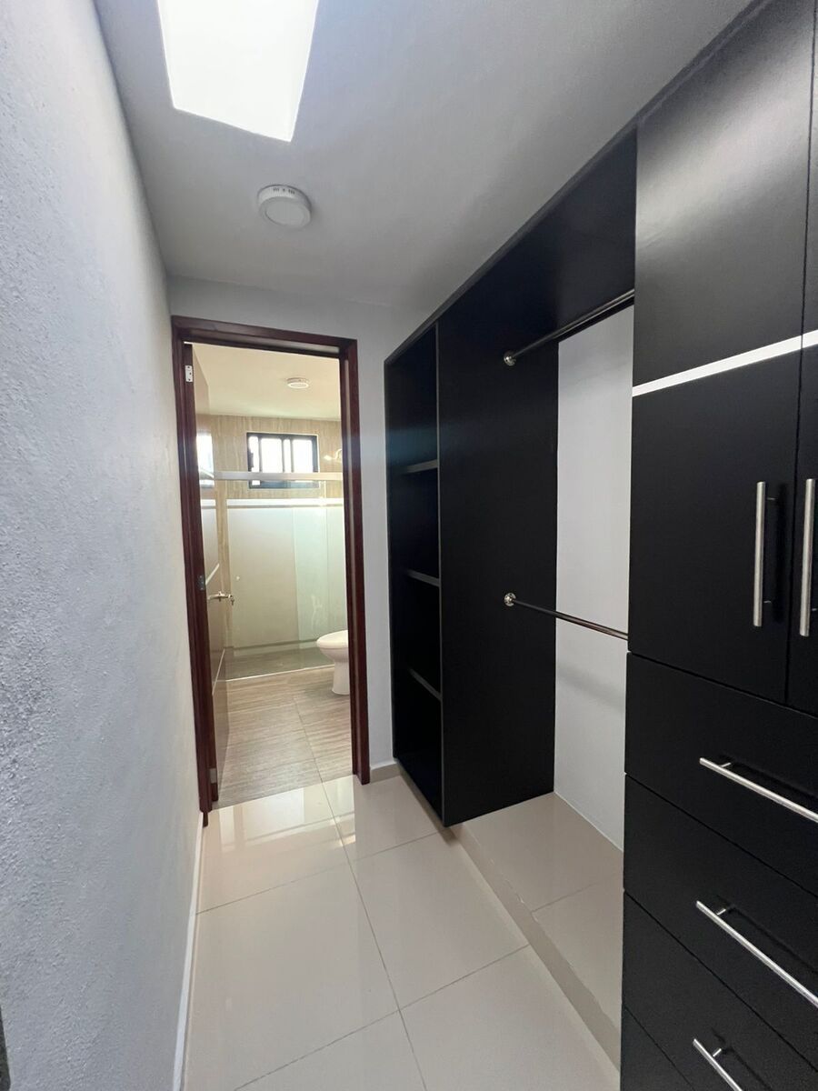 15 de 22: BAÑO Y VESTIDOR RECAMARA PRINCIPAL