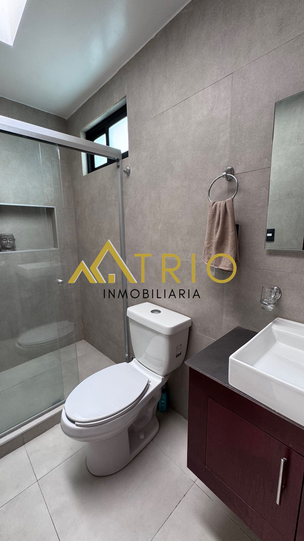 3 of 12: Baño