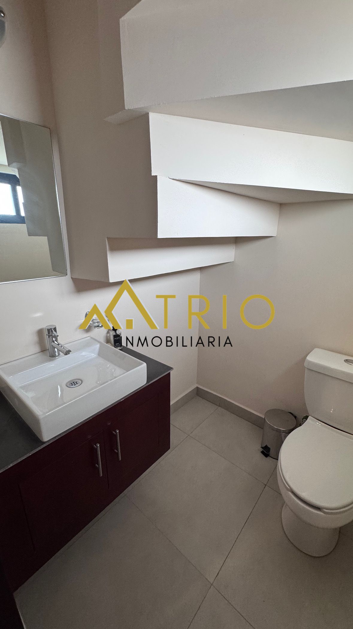 5 of 12: Medio Baño