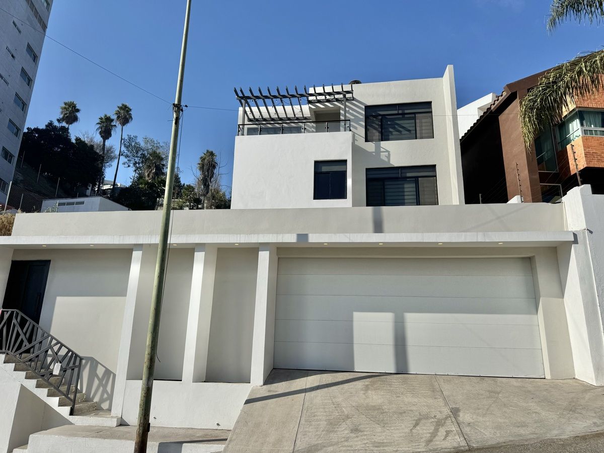 CASA EN VENTA EN COLINAS DE AGUA CALIENTE