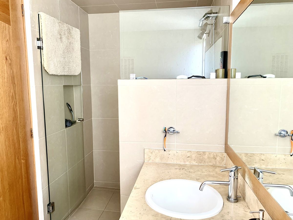 33 de 39: Baño con vidrio templado