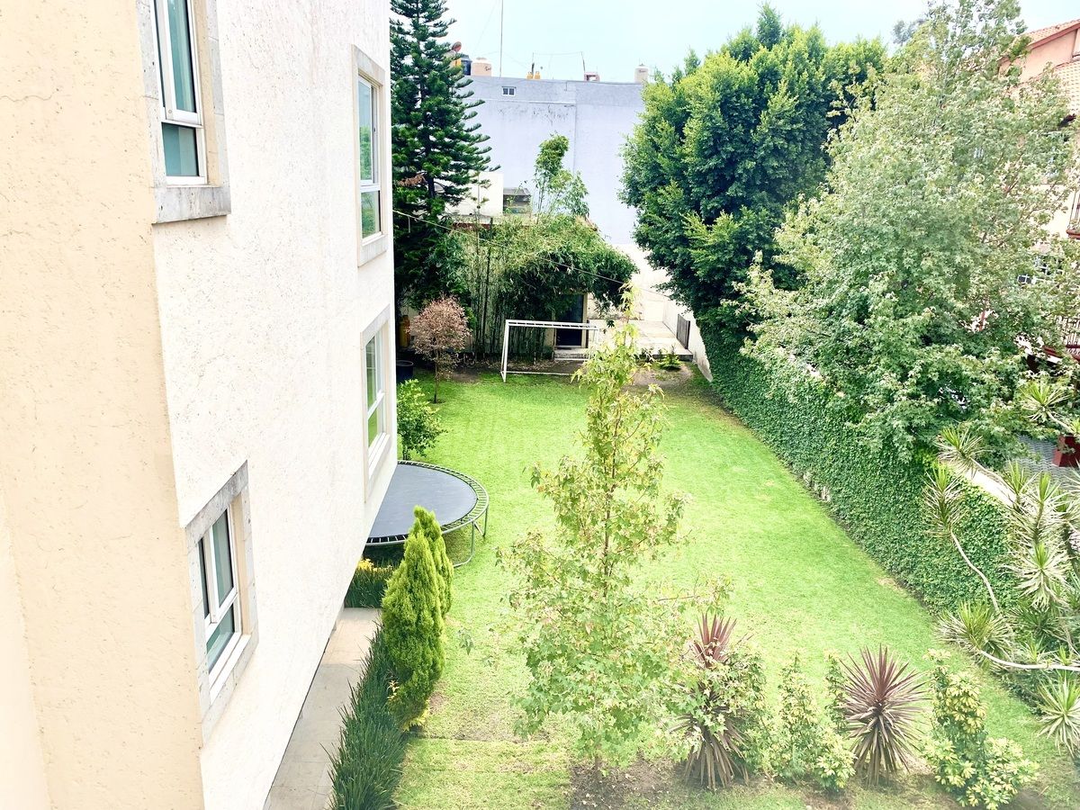 37 de 39: Vista al jardín desde la estancia