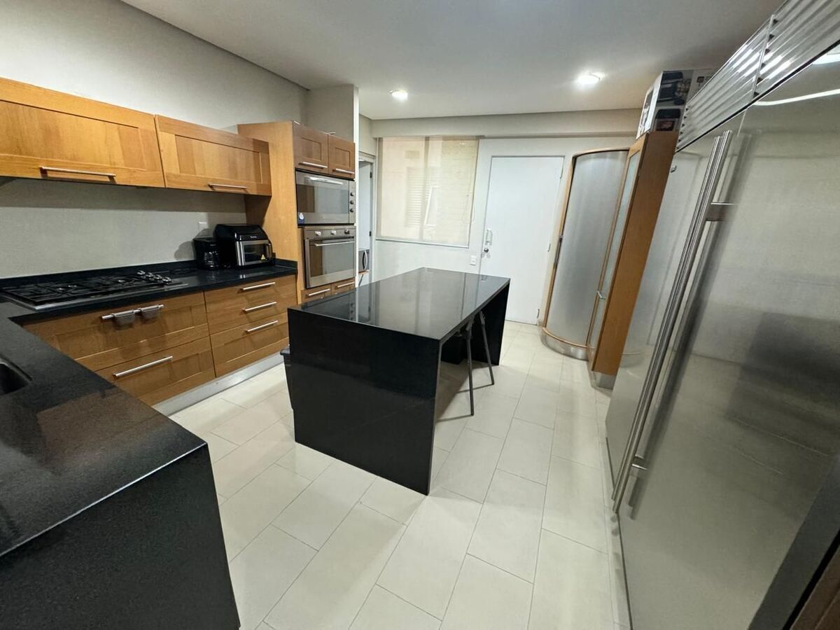 130, Paseo de los Tamarindos, Bosques de las Lomas, 05120 con 3 Recámaras, 3 Baños, 300 Metros Cuadrados y 3 Puestos de Estacionamiento