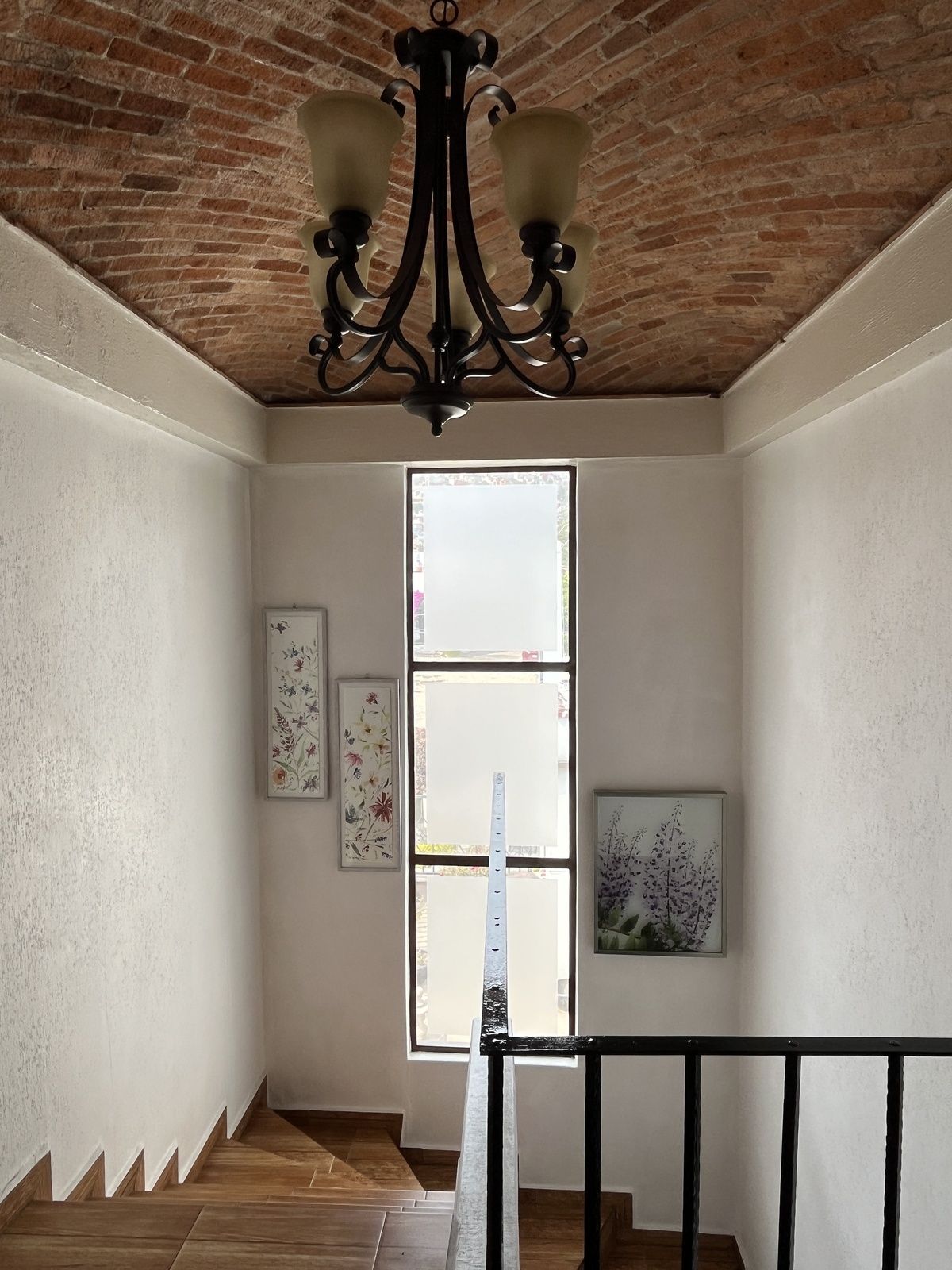 13 of 49: ESCALERAS MUY ILUMINADAS