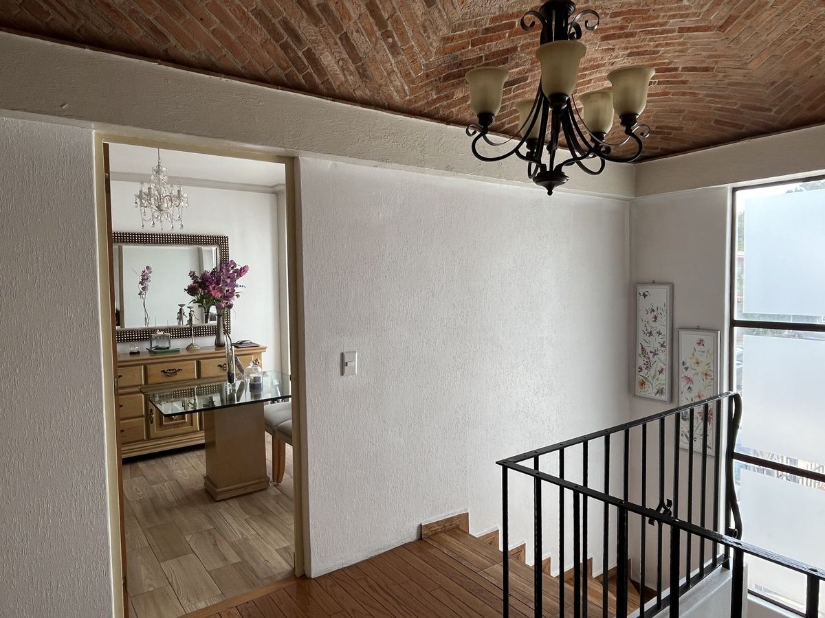 14 of 49: ESCALERA A RECÁMARAS