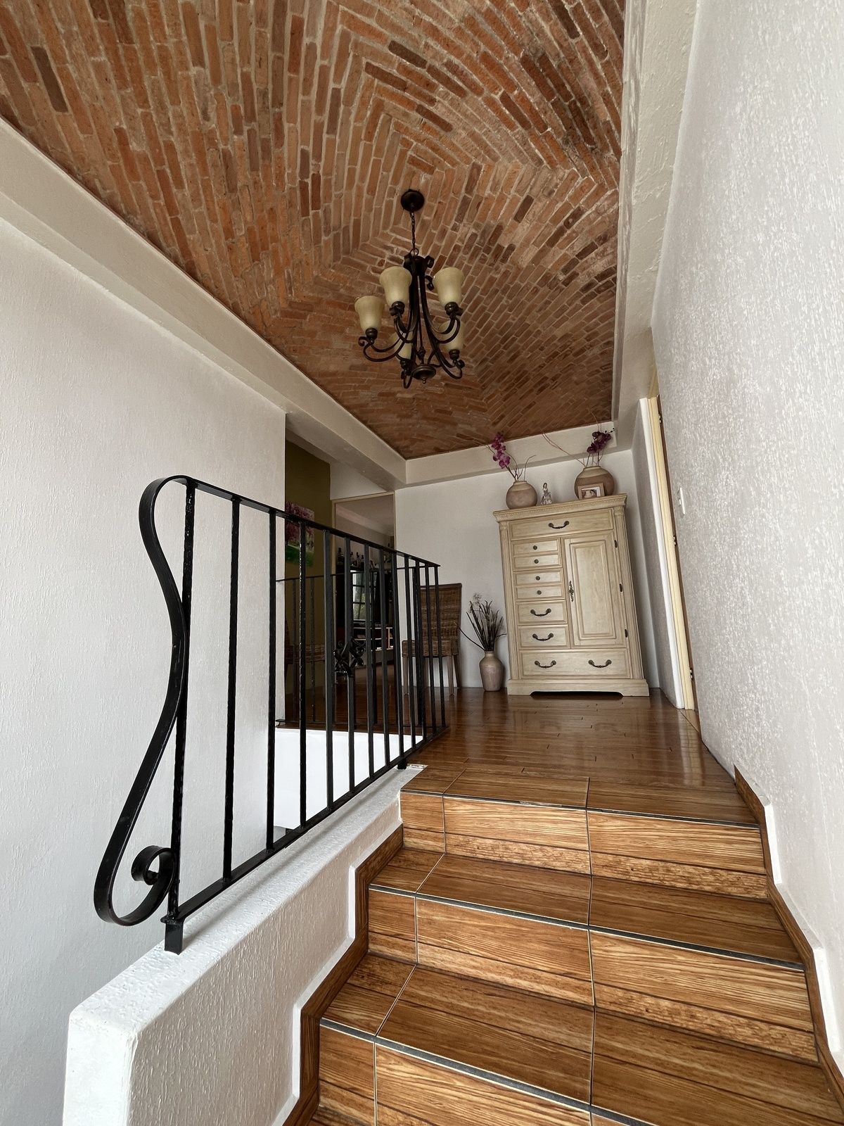 26 of 49: ESCALERAS HACIA RECÁMARAS