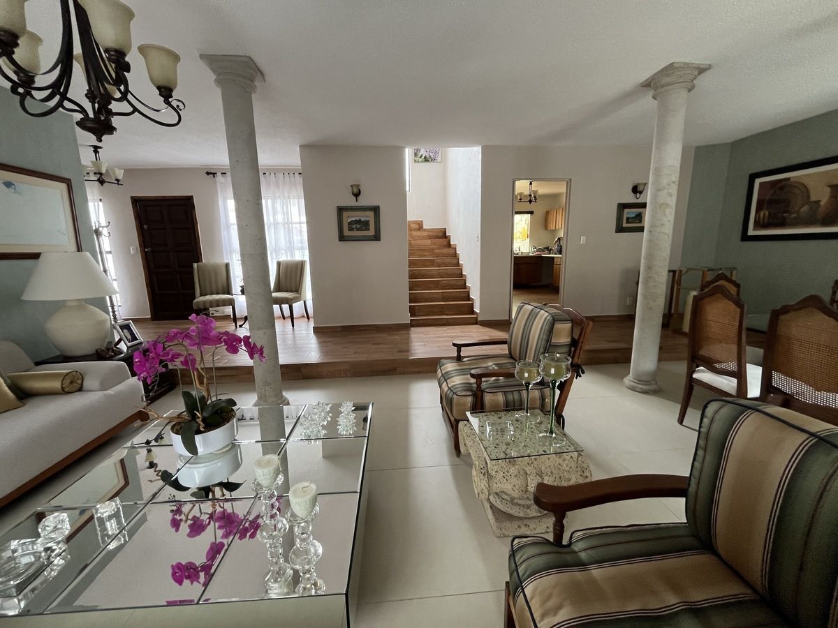 33 of 49: ESTANCIA HACIA ESCALERAS, COCINA Y ENTRADA