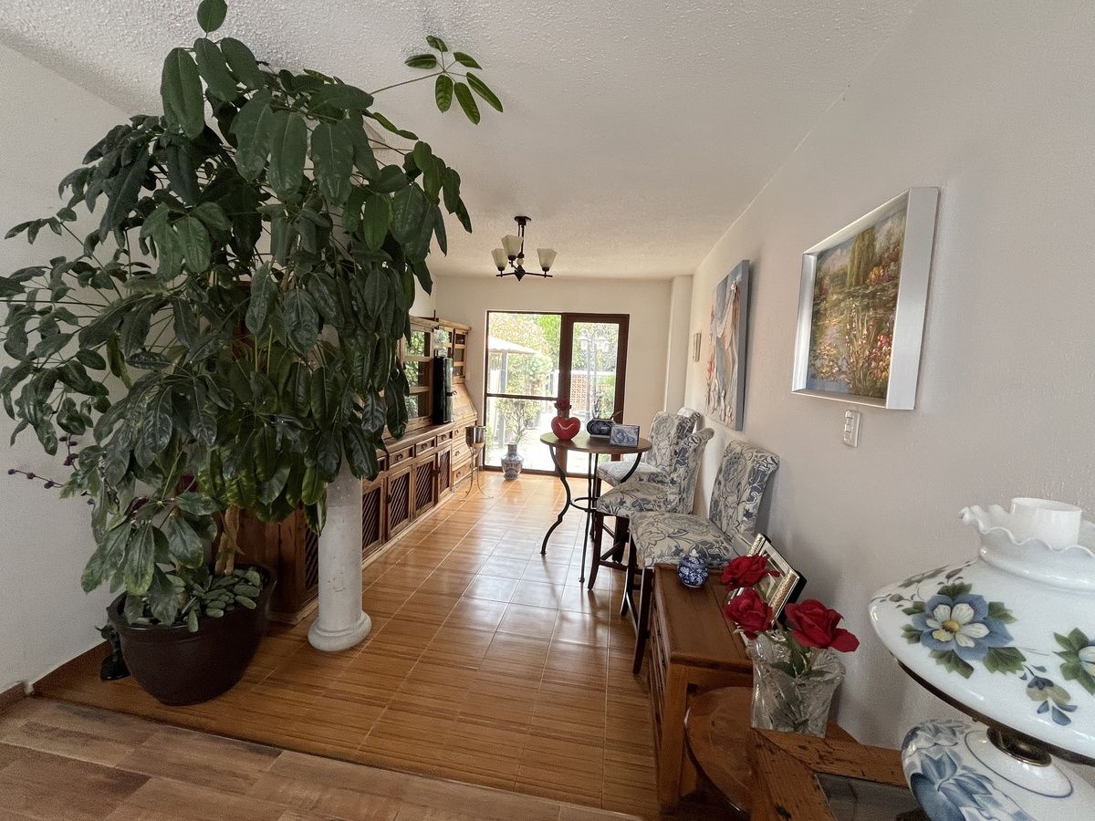 37 of 49: FAMILY/ESTUDIO