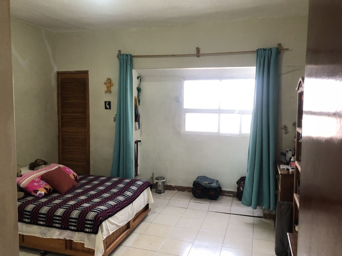 3 de 10: Recámara con vista exterior a calle principal