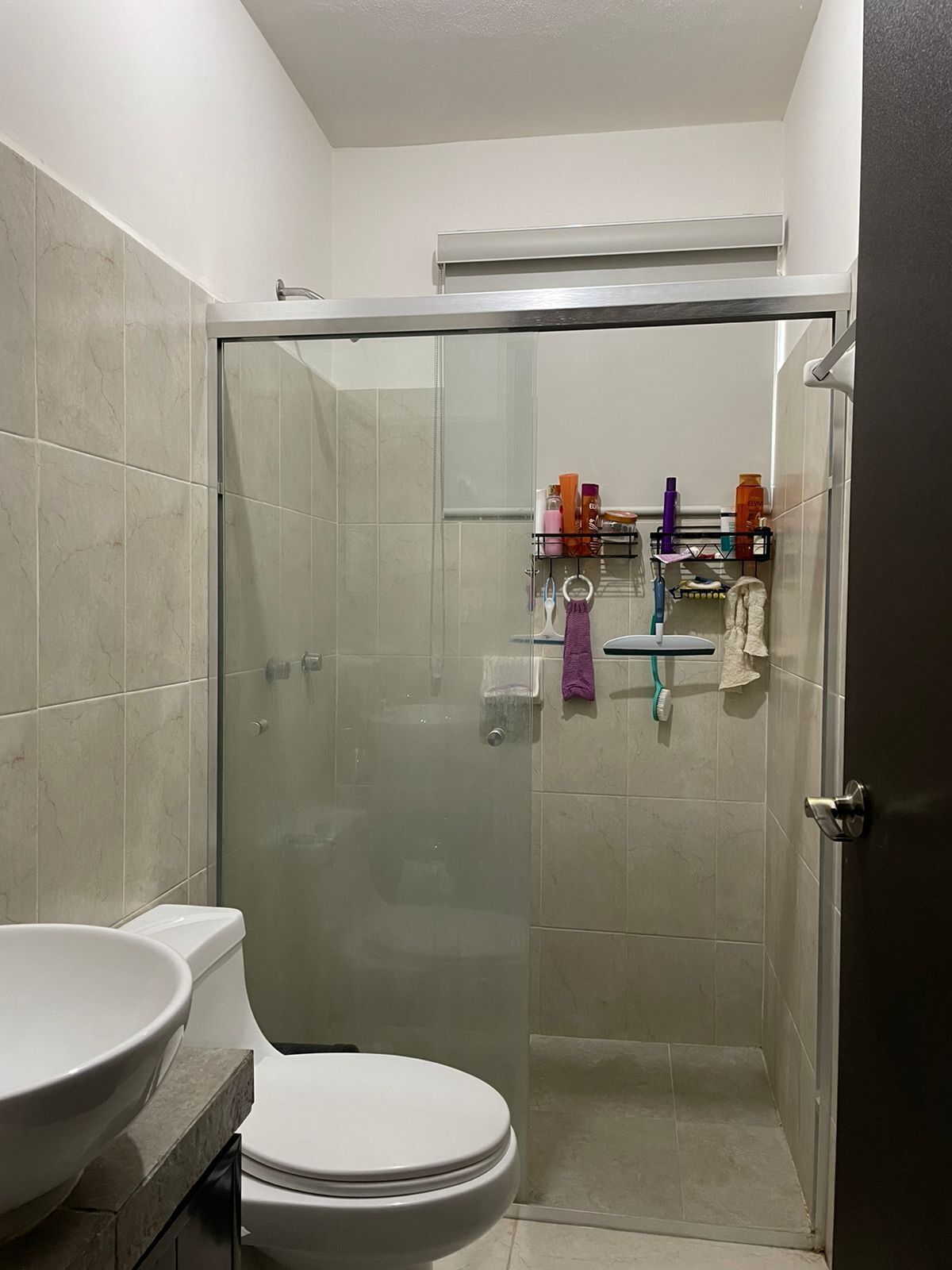 8 de 18: Baño con cancel de vidrio templado