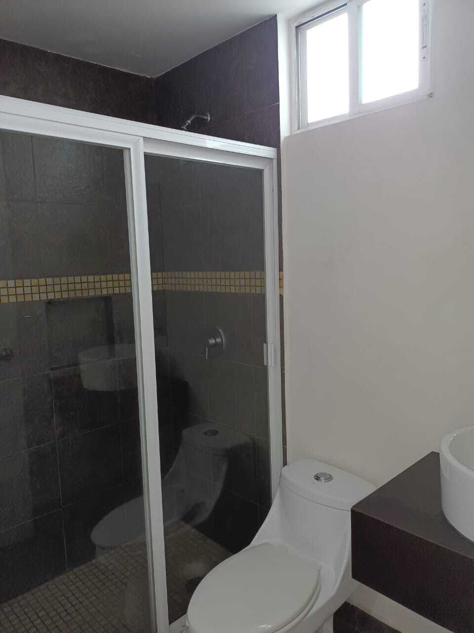 21 de 31: Regadera recámara principal