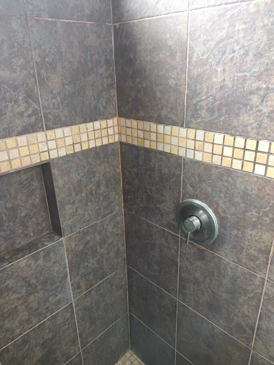 19 de 31: Manerales monomando de los dos baños