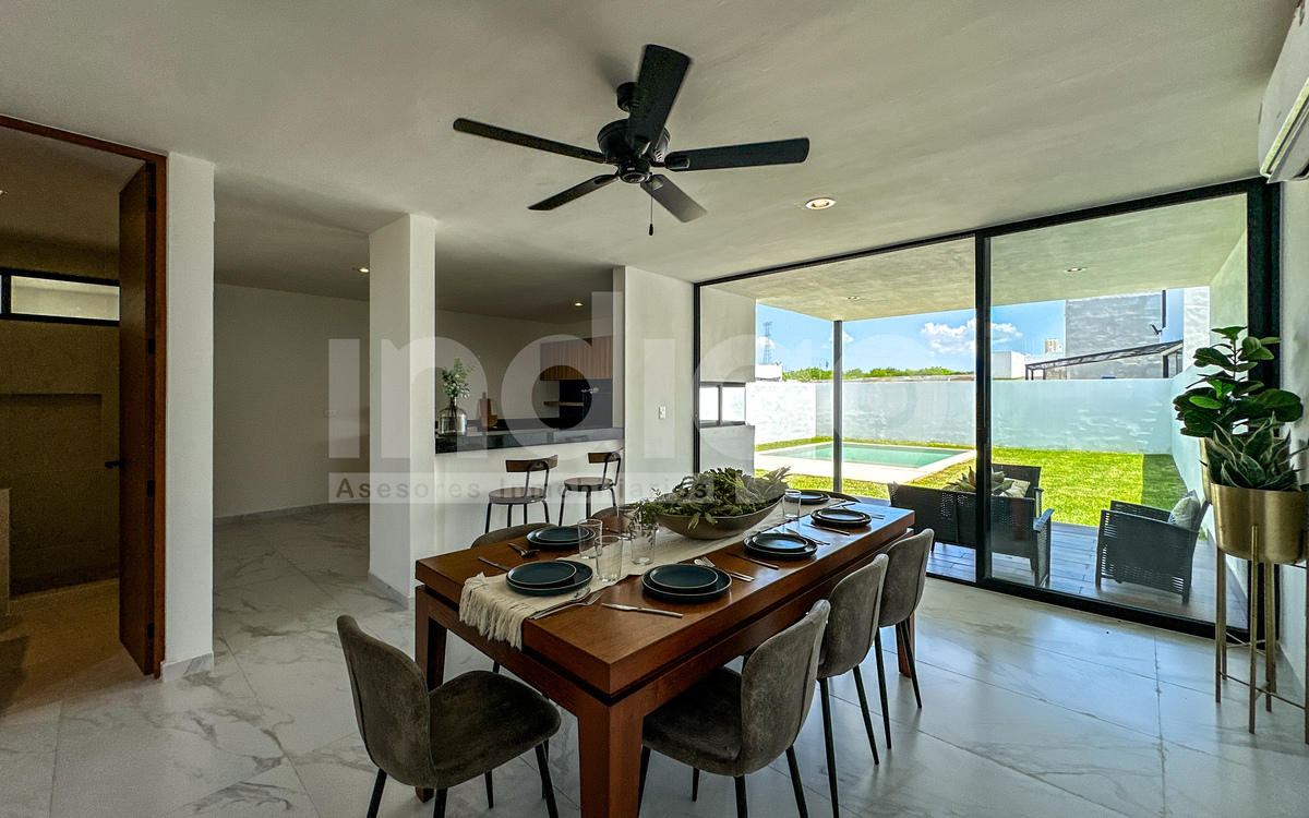 10 de 45: Comedor con Vista al Jardín Trasero