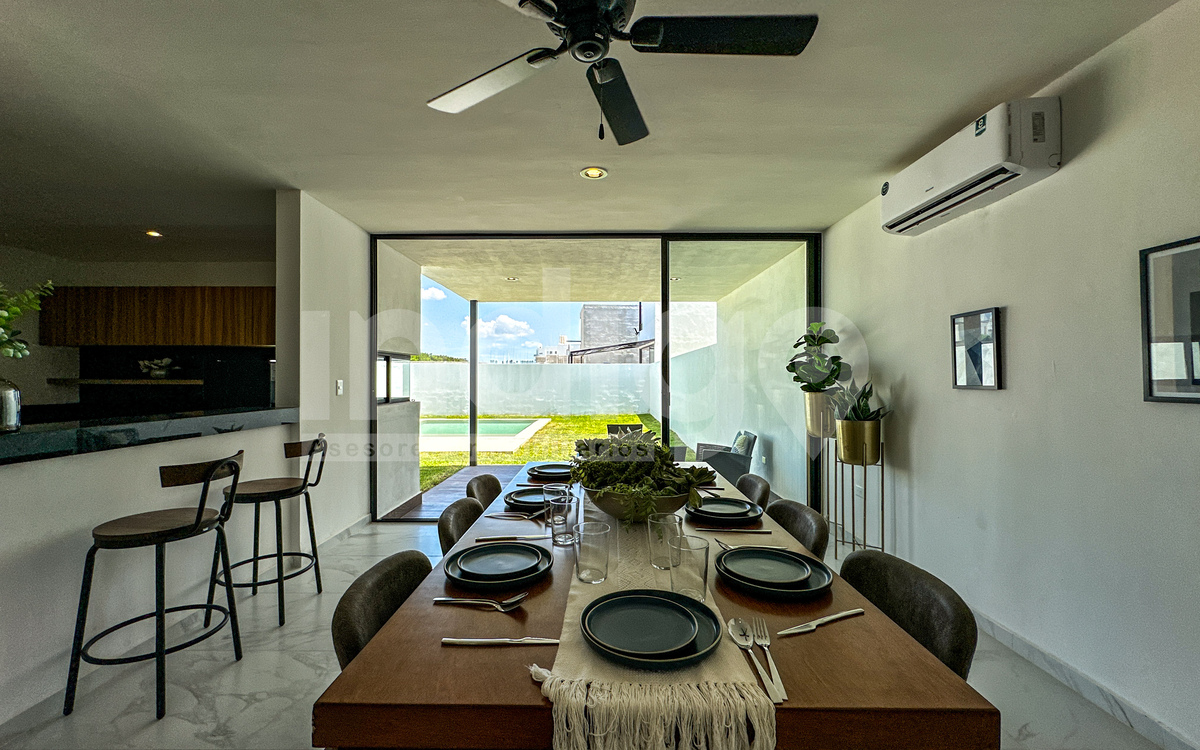 9 de 45: Comedor con Vista al Jardín Trasero