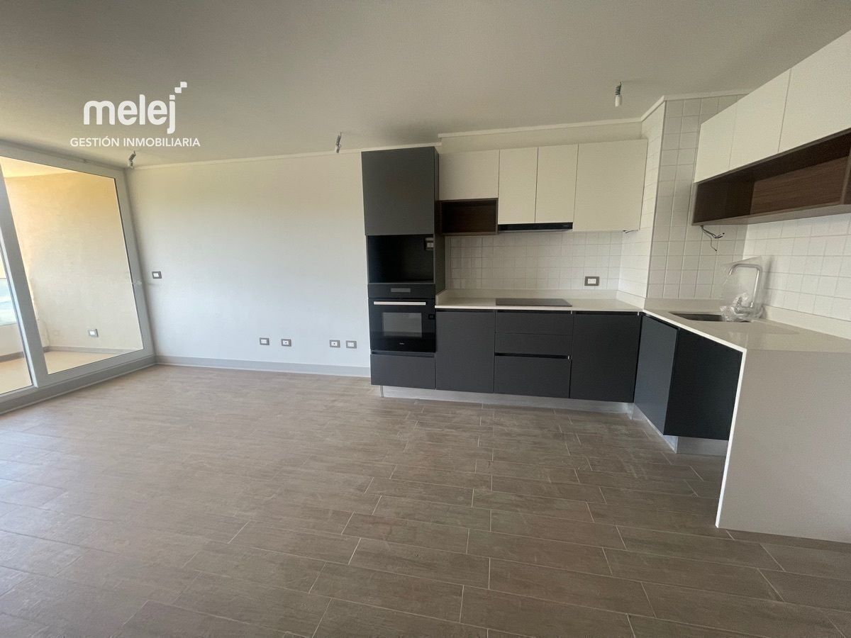 3 of 12: Cocina incorporada y Living