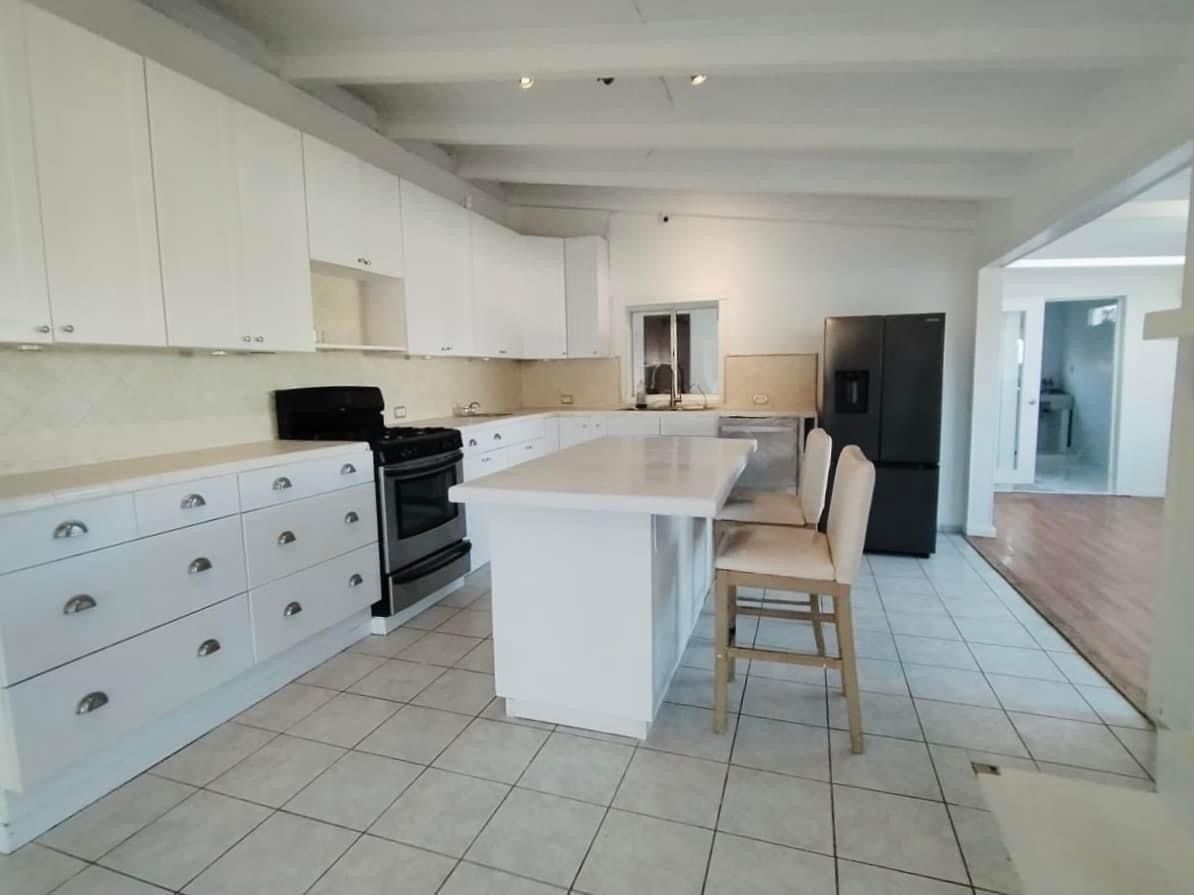 10 de 36: Cocina con electrodomésticos