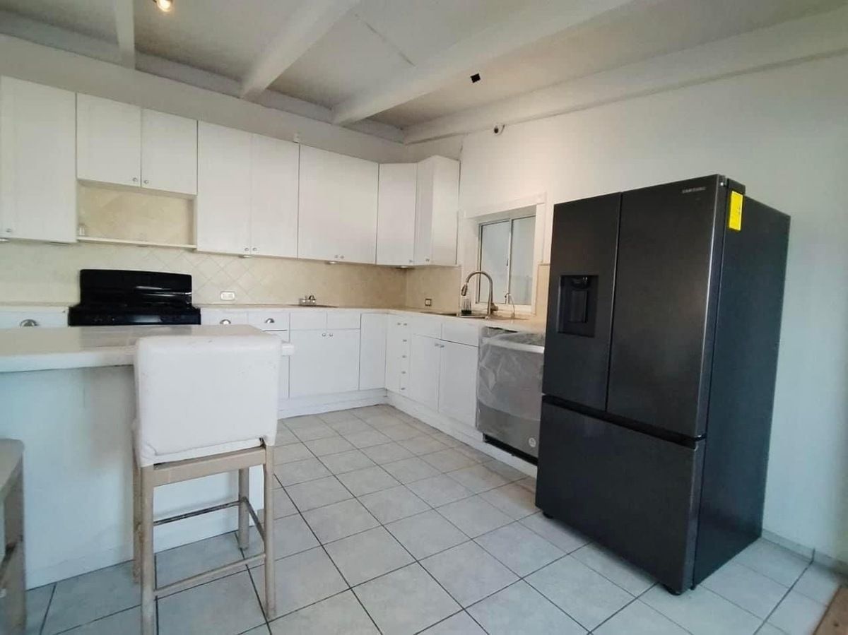 24 de 36: Cocina integral con estufa, refrigerador y dishwasher