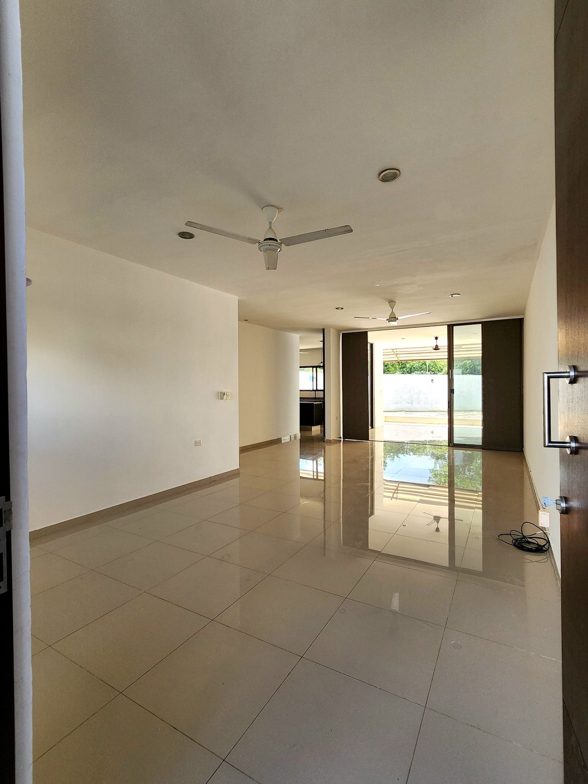 2 de 18: Amplia estancia para sala y comedor.