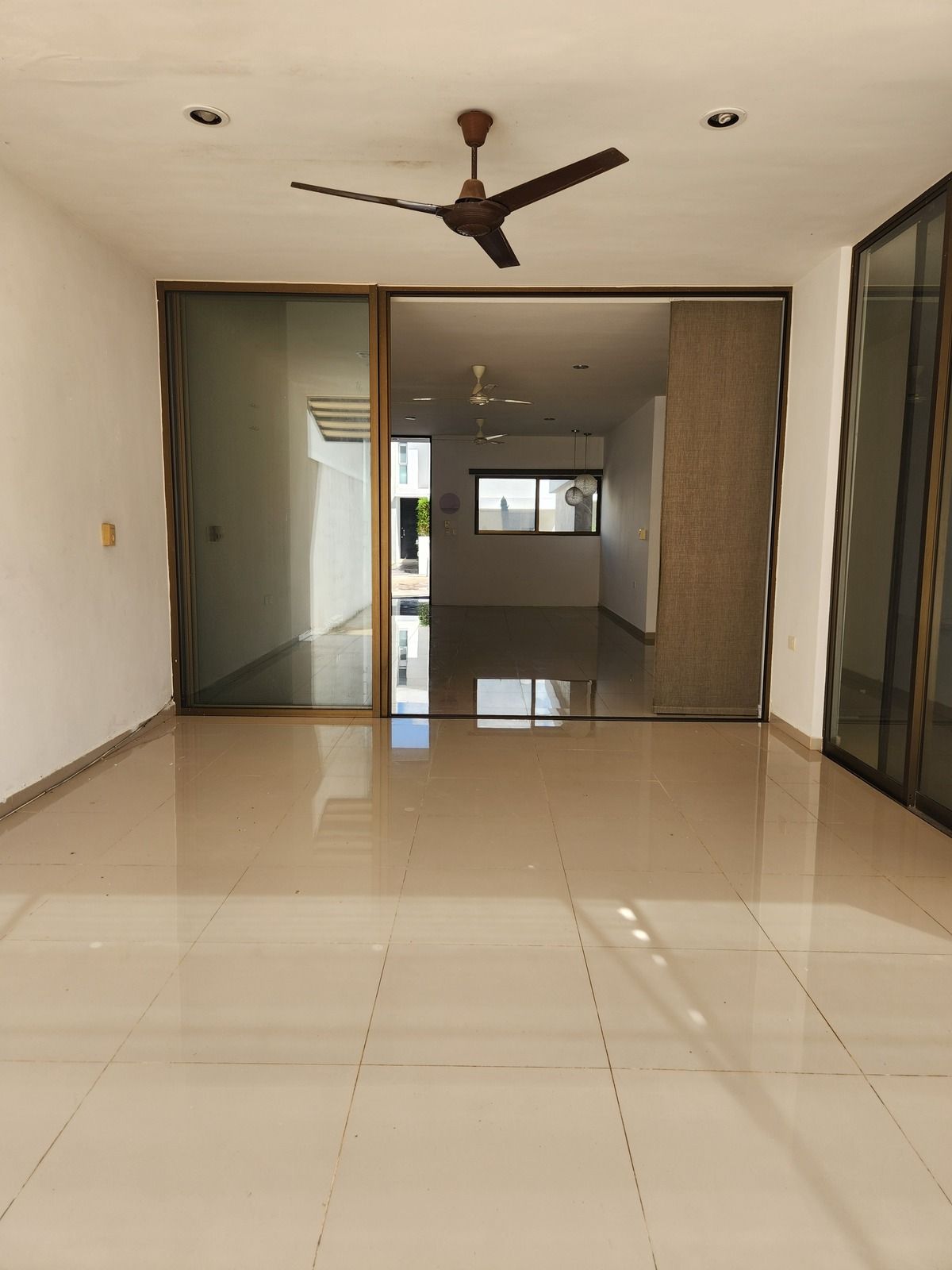 3 de 18: Terraza techada que se une a la estancia principal.