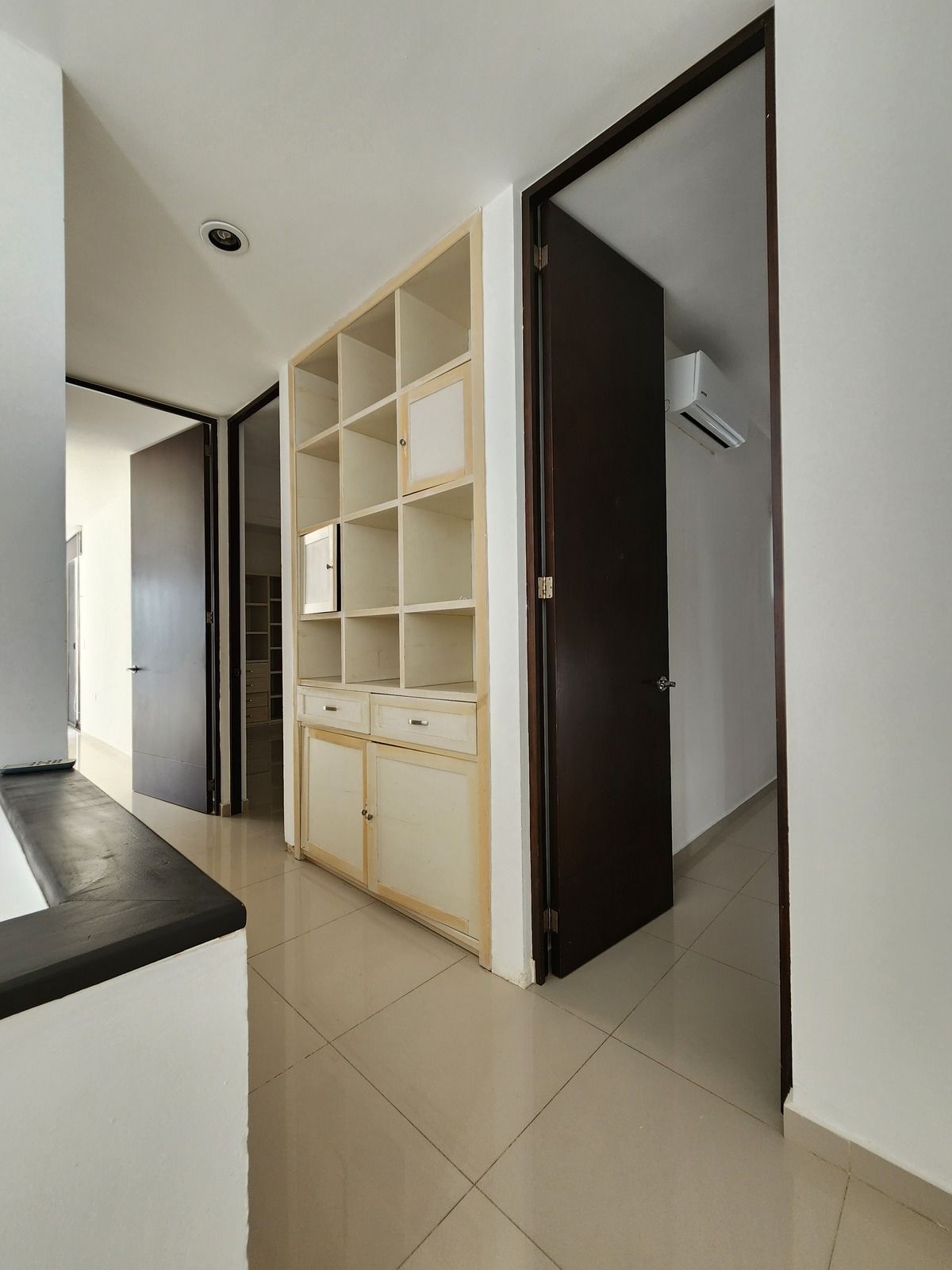 6 de 18: Mueble de madera para blancos y elementos decorativos.